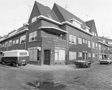 884665 Gezicht op het dichtgetimmerde hoekpand Maria van Reedestraat 21 te Utrecht, met links de Jacob van der ...